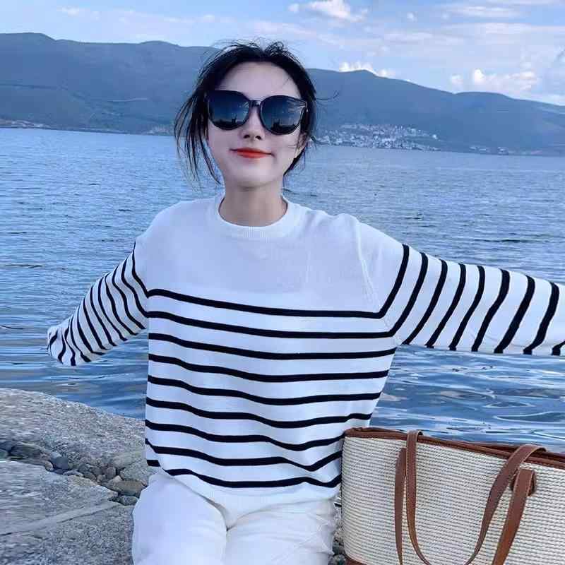 春 コーデ レディース ファッション オシャレ カワイイ シンプル きれいめ ナチュラル 上品カジュアル 婦人服 ハイエンド 白 ストライプ セーター インナートップ