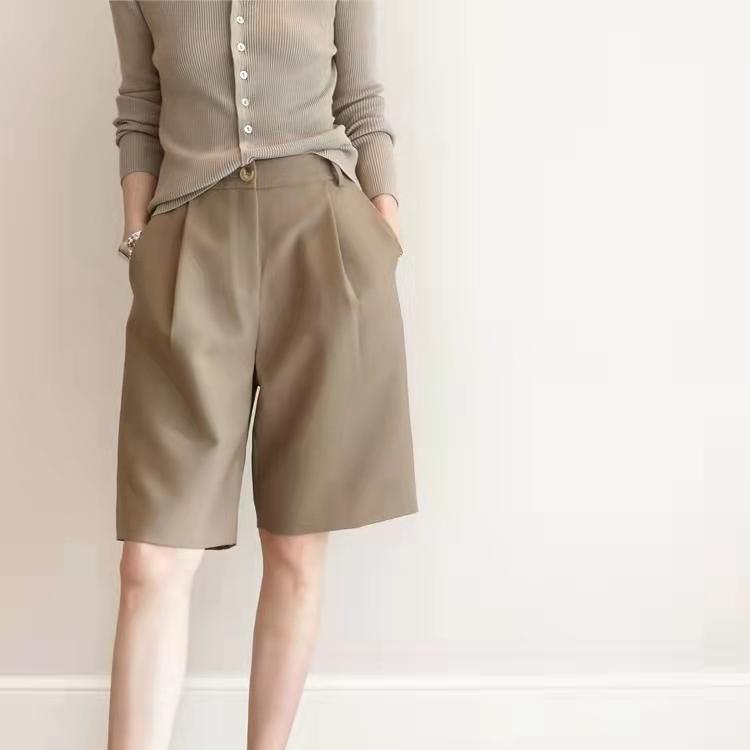 春 コーデ レディース ファッション オシャレ カワイイ シンプル きれいめ ナチュラル 上品カジュアル 婦人服 ゆったり 細身 ハイウエスト カーキ スーツ ハーフ パンツ