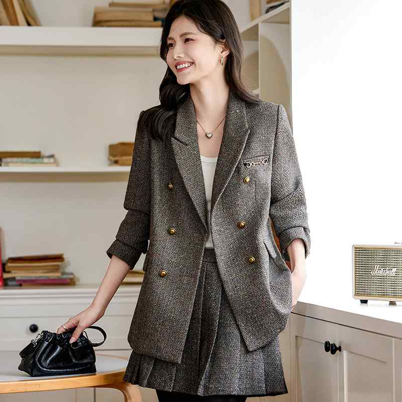 春 コーデ レディース ファッション オシャレ カワイイ シンプル きれいめ ナチュラル 上品カジュアル 婦人服 グレー スーツ ジャケット カレッジ スカート ツーピース