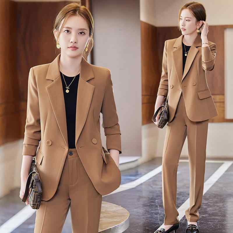 春 コーデ レディース ファッション オシャレ カワイイ シンプル きれいめ ナチュラル 上品カジュアル 婦人服 ブラウン スーツ ジャケット ホテル ユニフォーム マネージャー 面接ウェア フォーマル