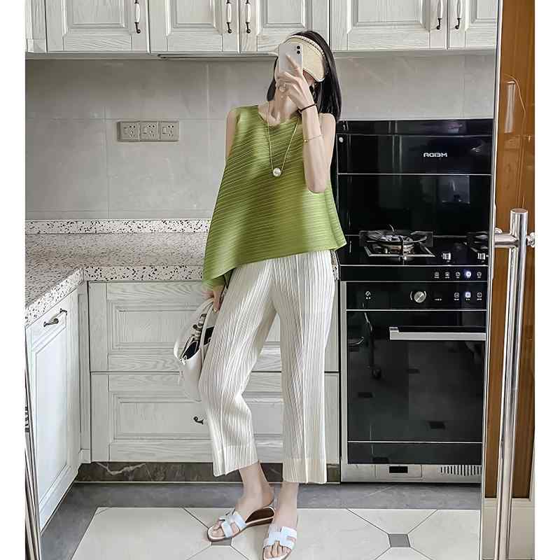 春 コーデ レディース ファッション オシャレ カワイイ シンプル きれいめ ナチュラル 上品カジュアル 婦人服 裾 スリム Tシャツ ノースリーブ プリーツ ベスト 夏 アウター 快適 トップス 半袖