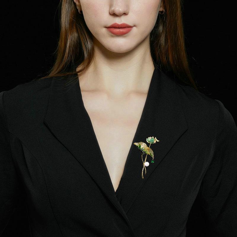 楽天リコットアクセサリー レディース ファッション 小物 上品スタイル コーディネート パーティー アイテム レトロ コサージュ エナメル イミテーション 淡水パール ジルコニア 象嵌 蓮モチーフ 葉 ブローチ