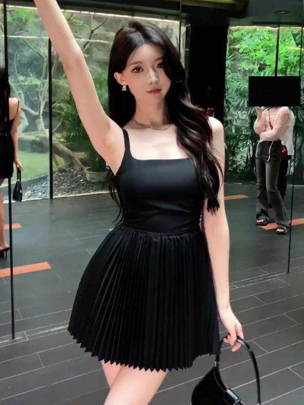 ファッション 服 オシャレ カワイイ シンプル 大カワイイ サイズ 婦服 バックレス スリム サスペンダー プリーツスカート 女子 スクエアネック ブラック ドレス