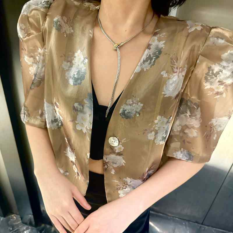 春 コーデ レディース ファッション オシャレ カワイイ シンプル きれいめ ナチュラル 上品カジュアル 婦人服 夏 プリント パフスリーブシャツ 日焼け防止 ジャケット