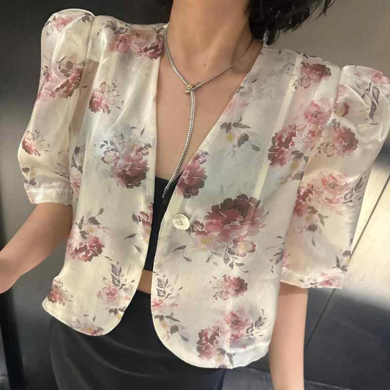 春 コーデ レディース ファッション オシャレ カワイイ シンプル きれいめ ナチュラル 上品カジュアル 婦人服 夏 プリント パフスリーブシャツ 日焼け防止 ジャケット