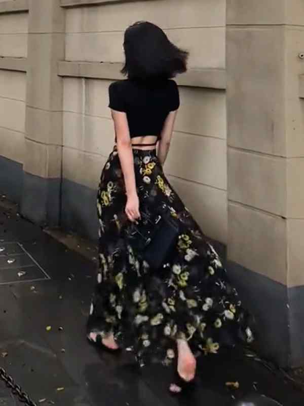 レディース ファッション 服 オシャレ カワイイ シンプル 大人カワイイ 大きいサイズ 薄手 エレガント 花柄 黒 Aライン スカート 秋 ハ..