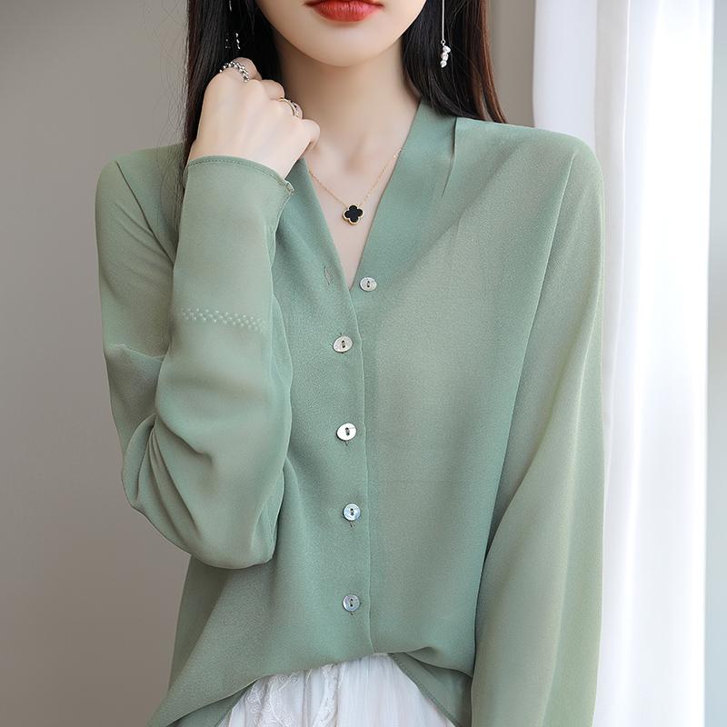 レディース ファッション 服 オシャレ カワイイ シンプル 大人カワイイ 大きいサイズ 軽 薄手 ジョーゼット 日焼け防止 シャツ 秋 長袖 Vネック 無地 スリム アウター シャツ