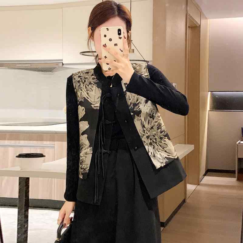 秋服 レディース ファッション オシャレ カワイイ シンプル 大人カワイイ 大きいサイズ ディスク バックル ベスト ジャケット スタンドカラー ノースリーブ 花柄 トップス