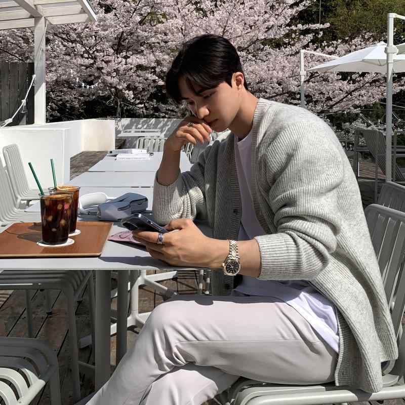 秋冬 コーデ メンズ 服 シンプル ファッション オシャレ 大人 かっこいい 大きいサイズ ストリート 紳士服 白 グレー Vネック セーター カーディガン エレガント 長袖 ハイエンド ジャケット