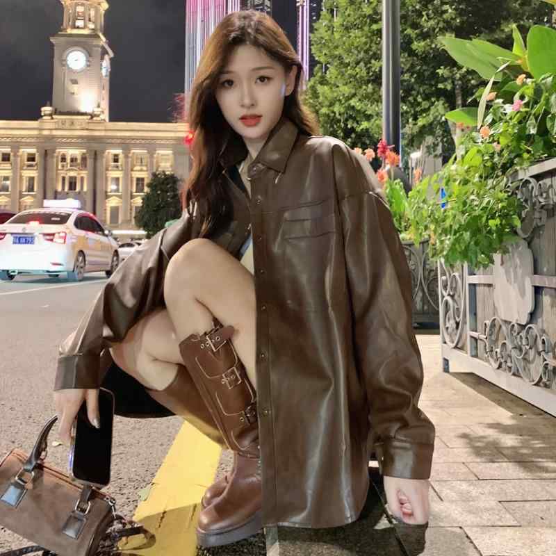 春 コーデ レディース ファッション オシャレ カワイイ シンプル きれいめ ナチュラル 上品カジュアル 婦人服 ブラウン PUレザー シャツ ジャケット ハイエンド オーバーサイズ ミドル丈 トップス