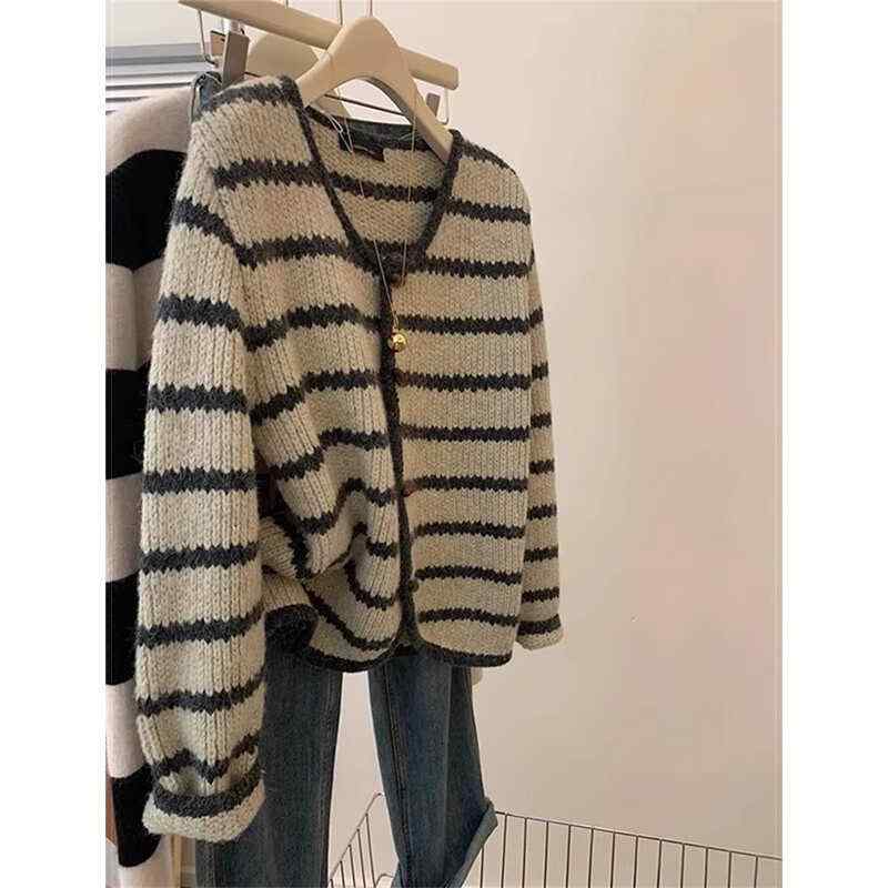 秋服 レディース ファッション オシャレ カワイイ シンプル 大人カワイイ 大きいサイズ レトロ ストライプ ニット ジャケット ホーンボタン Vネック セーター カーディガン
