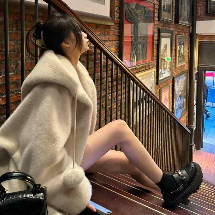 秋冬 コーデ レディース ファッション オシャレ 服 カワイイ シンプル 大人カワイイ 大きいサイズ ファー コート イミテーション ミドル丈 フード付き ファー