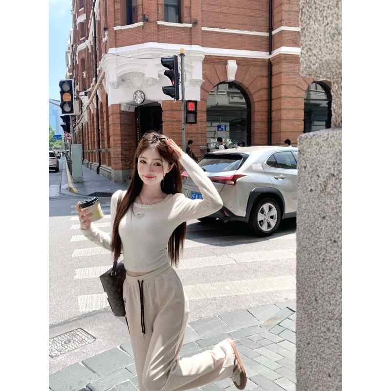 秋冬 コーデ レディース ファッション オシャレ 服 カワイイ シンプル 大人カワイイ 大きいサイズ 白 レース ラウンドネック 長袖 T シャツ スリムフィット ニット トップス