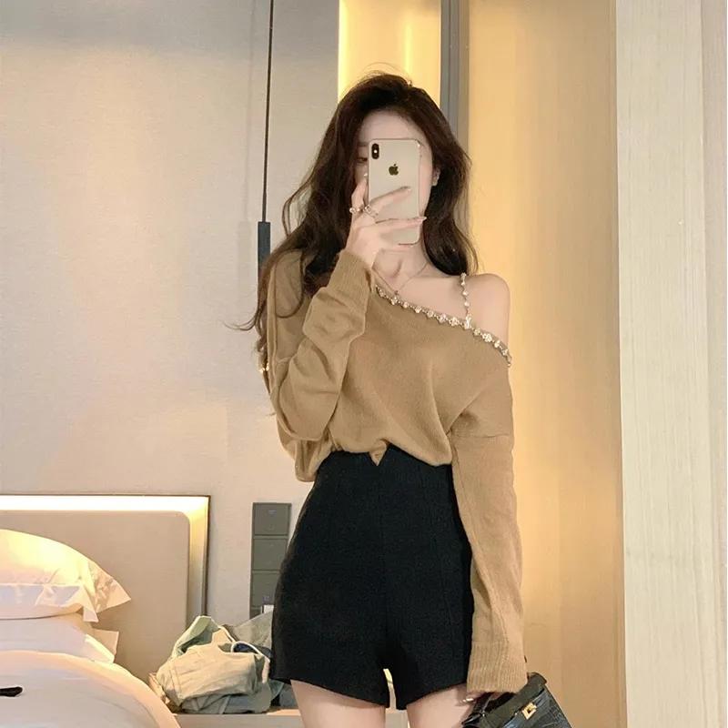 秋冬 コーデ レディース ファッション オシャレ 服 カワイイ シンプル 大人カワイイ 大きいサイズ オフショルダー セーター 黒 パンツ ツーピース スーツ