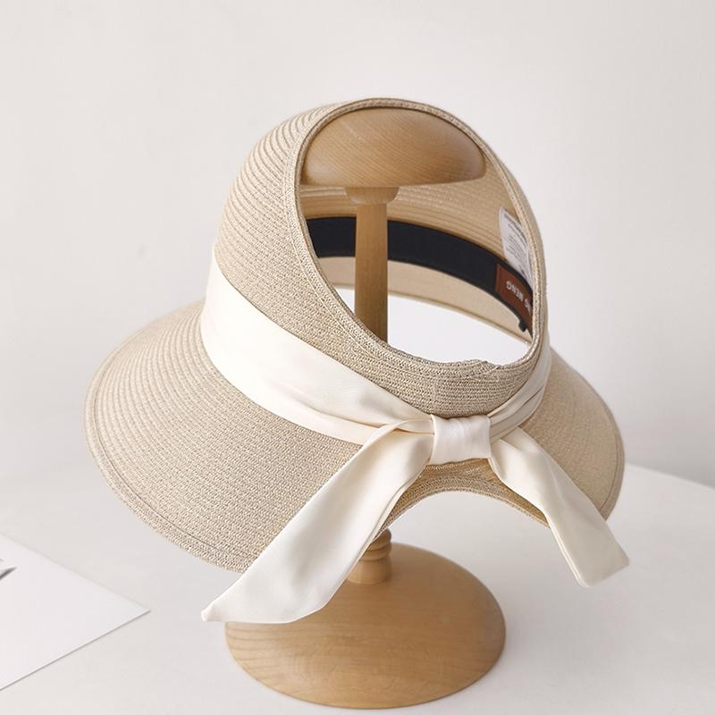 秋冬 コーデ レディース ファッション オシャレ カワイイ シンプル 大人カワイイ フレンチ リボン トップス 麦わら帽子 海辺 バカンス バケーション ビーチハット