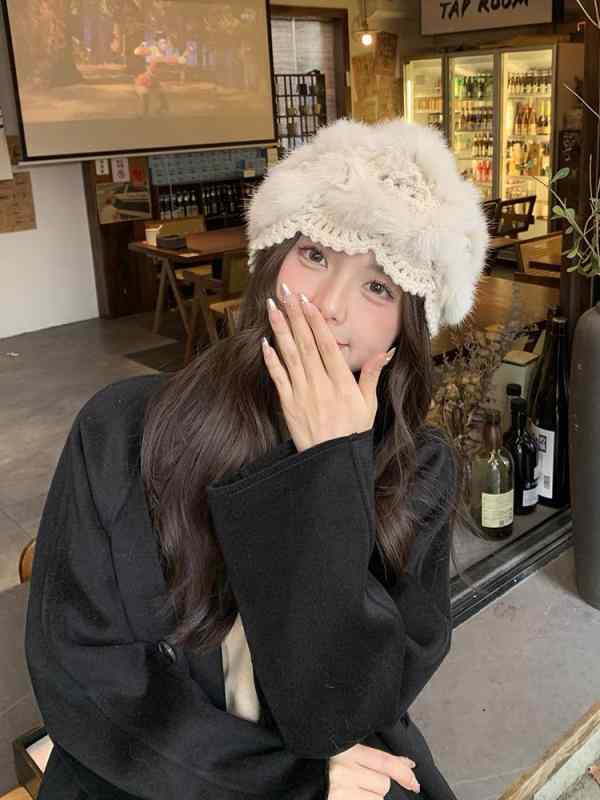 秋冬 コーデ レディース ファッション オシャレ アイテム カワイイ シンプル 大人カワイイ ウサギ ファー 帽子 旅行 暖かい 防寒 ニット