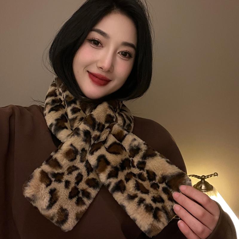 秋冬 コーデ レディース ファッション オシャレ アイテム カワイイ シンプル 大人カワイイ ヒョウ柄 スカーフ クロス ウサギ ファー ネック プロテクター 暖かい