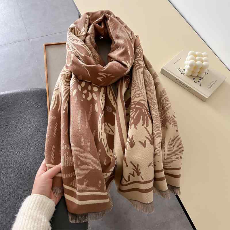 秋冬 コーデ レディース ファッション オシャレ アイテム カワイイ シンプル 大人カワイイ 柔らかい 厚手 暖かい ネック スカーフ ジャカード ショール