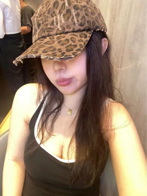 春 コーデ レディース ファッション オシャレ アイテム カワイイ コーデ シンプル きれいめ ナチュラル 上品カジュアル 女性用 婦人服 アメリカン ストリート ヒョウ柄 ダックビル 帽子 アジアン レトロ つば広 ベースボールキャップ
