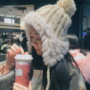 春 コーデ レディース ファッション オシャレ アイテム カワイイ コーデ シンプル きれいめ ナチュラル 上品カジュアル 女性用 婦人服 ベージュ 帽子 韓国ファッション 秋 冬 ウサギ ファーボール ニット 厚手 暖かい 耳保護 ウール