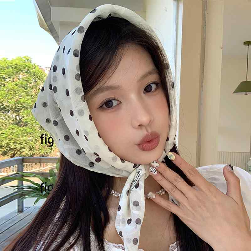春 コーデ レディース ファッション オシャレ アイテム カワイイ コーデ シンプル きれいめ ナチュラル 上品カジュアル 女性用 婦人服 フレンチ レトロ 白 ドット 三角形 ヘッド スカーフ アクセサリー 海辺 バカンス バケーション ハイエンド バンド