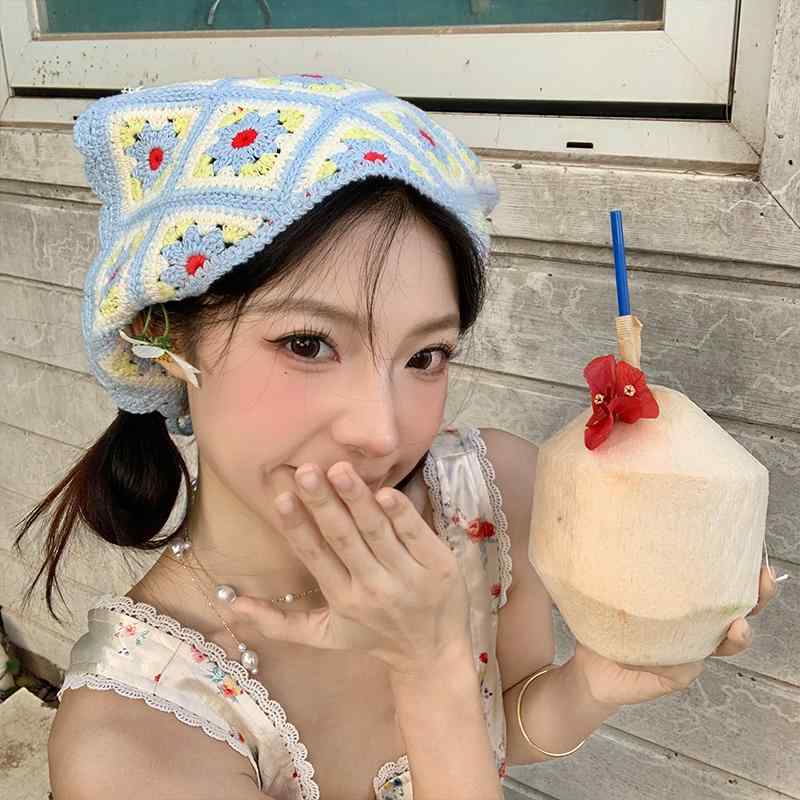 春 コーデ レディース ファッション オシャレ アイテム カワイイ コーデ シンプル きれいめ ナチュラル 上品カジュアル 女性用 婦人服 ニット 青 花 三角形 ヘッド スカーフ 海辺 バカンス バケーション タイ バンド