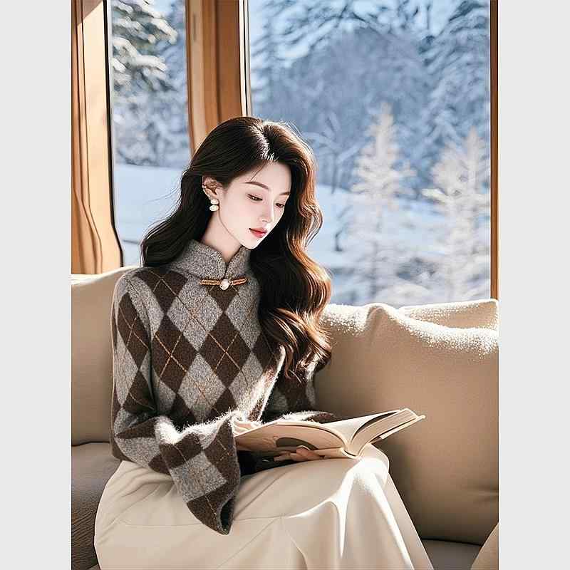 春 コーデ レディース ファッション オシャレ カワイイ シンプル きれいめ ナチュラル 上品カジュアル 婦人服 グレーブラウン プレート ボタン 菱形 セーター インナー ベルスリーブ スタンドカラー