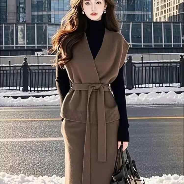 春 コーデ レディース ファッション オシャレ カワイイ シンプル きれいめ ナチュラル 上品カジュアル 婦人服 ハイエンド ブラウン ベスト スカート フレンチ スーツ