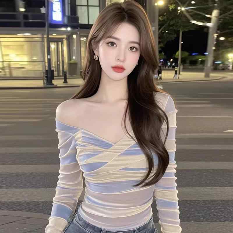 春 コーデ レディース ファッション オシャレ カワイイ シンプル きれいめ ナチュラル 上品カジュアル 婦人服 オフショルダー スロープ ネック 長袖 Tシャツ 通勤ウェア スリムトップス