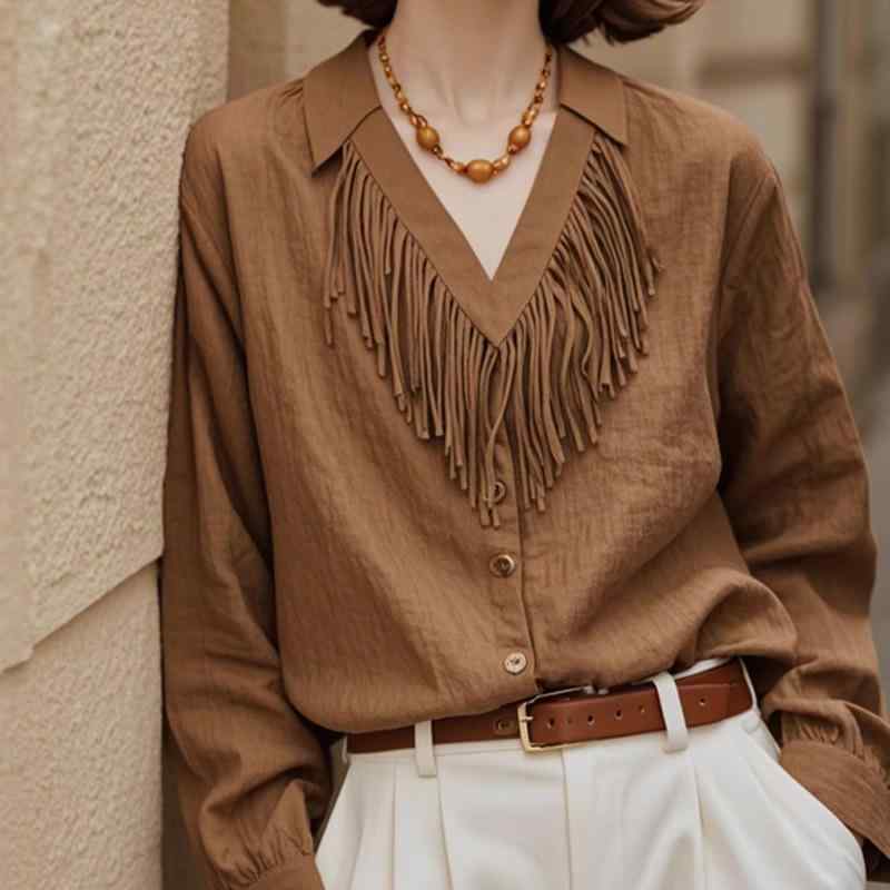 春 コーデ レディース ファッション オシャレ カワイイ シンプル きれいめ ナチュラル 上品カジュアル 婦人服 ハイエンド ブラウン Vネック タッセル シャツ フレンチ クラシック トップス