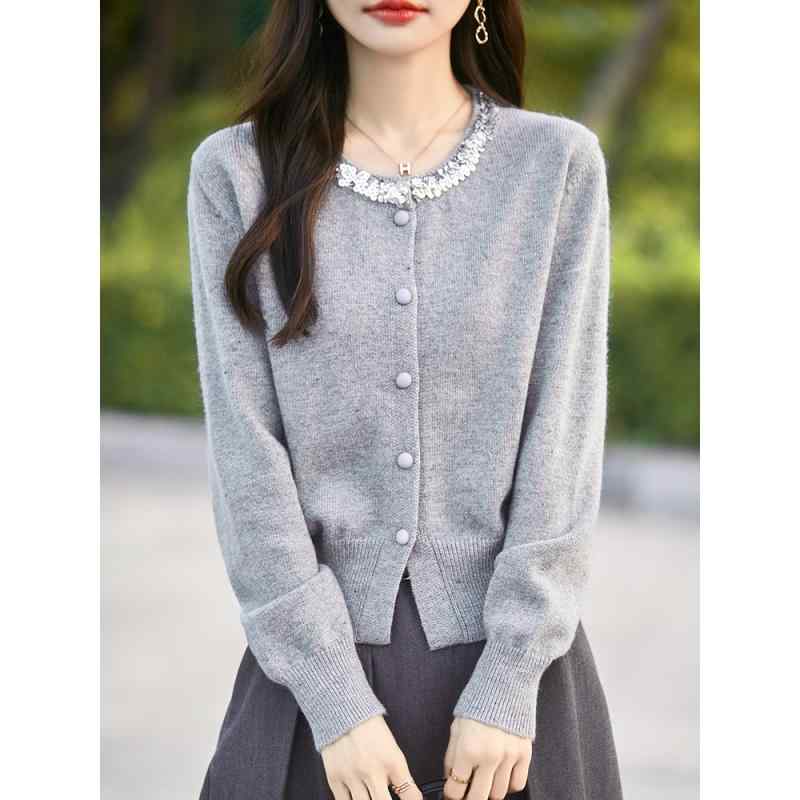 春 コーデ レディース ファッション オシャレ カワイイ シンプル きれいめ ナチュラル 上品カジュアル 婦人服 グレー ビーズ ウール ニット ベルベット カーディガン