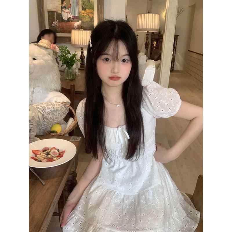 春 コーデ レディース ファッション オシャレ カワイイ シンプル きれいめ ナチュラル 上品カジュアル 婦人服 フレンチ 白 スクエアネック ドレス 夏 フェアリー パフスリーブ スリム Aライン スカート