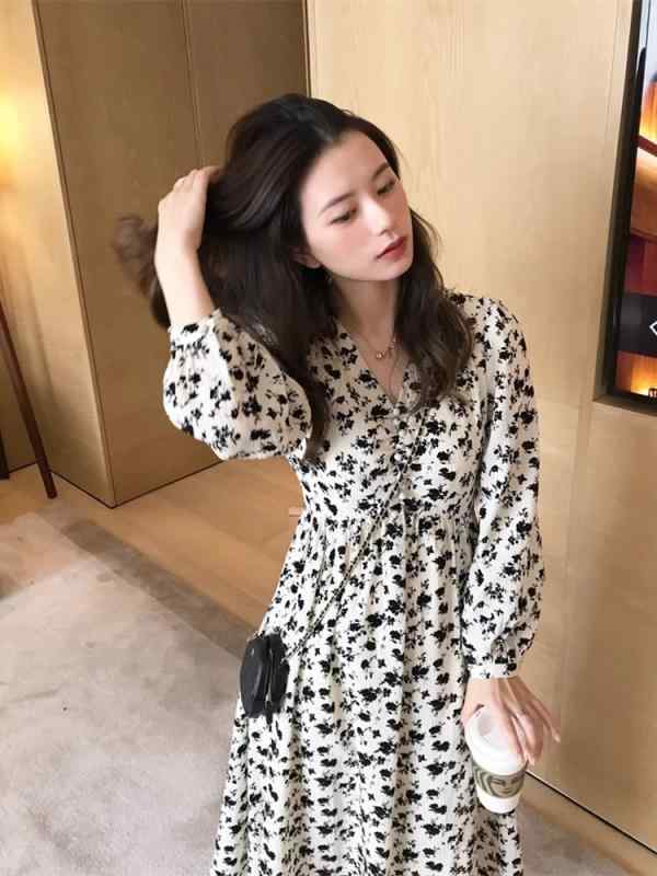 春 コーデ レディース ファッション オシャレ カワイイ シンプル きれいめ ナチュラル 上品カジュアル 婦人服 フレンチ Vネック 長袖 花柄 ドレス ミドル丈 スリム