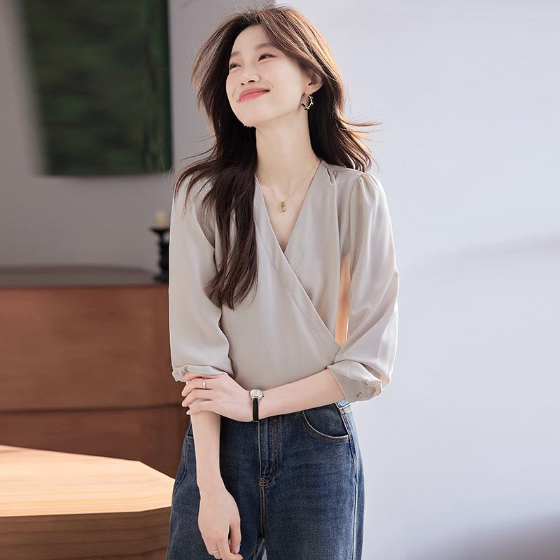 春 コーデ レディース ファッション オシャレ カワイイ シンプル きれいめ ナチュラル 上品カジュアル 婦人服 Vネック シャツ ハイエンド アセテート サテン トップス 長袖