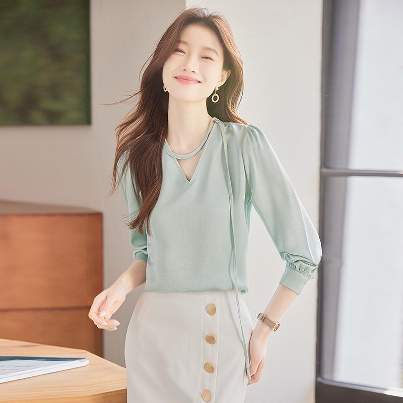 Long-Sleeved - 春 コーデ レディース ファッション オシャレ カワイイ シンプル きれいめ ナチュラル 上品カジュアル 婦人服 グリーン シャツ トップス サテン Vネック リボン 長袖