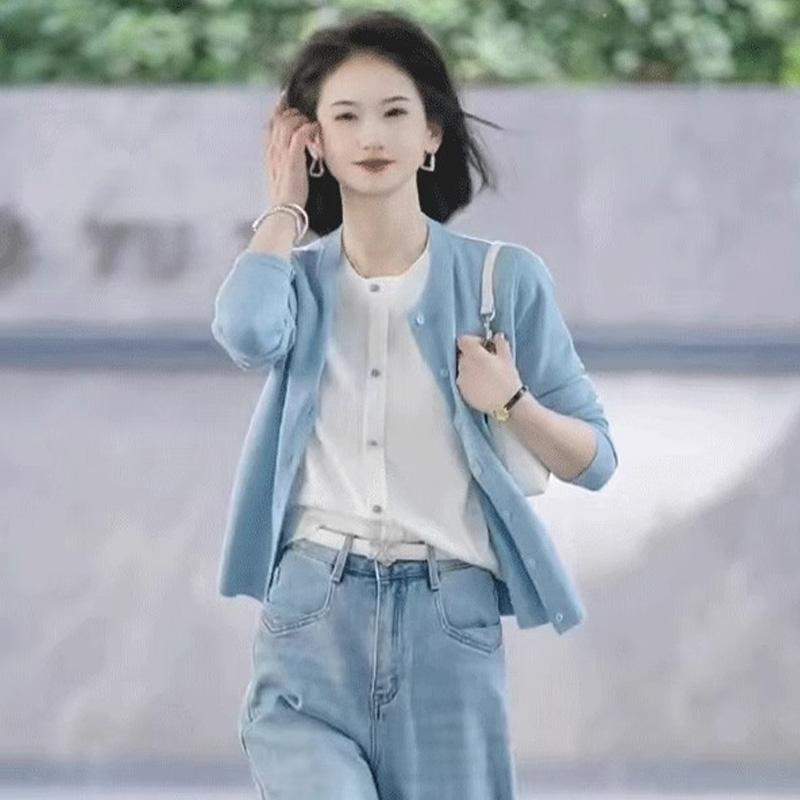 春 コーデ レディース ファッション オシャレ カワイイ シンプル きれいめ ナチュラル 上品カジュアル 婦人服 フェイク ツーピース ブルー ニット カーディガン ラウンドネック セーター ジャケット ハイエンド トップス