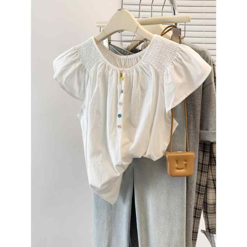 春 コーデ レディース ファッション オシャレ カワイイ シンプル きれいめ ナチュラル 上品カジュアル 婦人服 白 ラウンドネック 半袖 シャツ 夏 ボタン フレンチ フライング スリーブ トップス