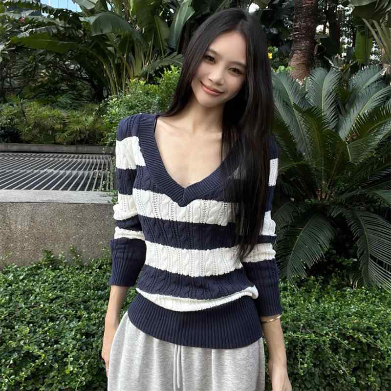 Other - 春 コーデ レディース ファッション オシャレ カワイイ シンプル きれいめ ナチュラル 上品カジュアル 婦人服 ブルー ホワイト ストライプ Vネック セーター ニット トップス スリムフィット 長袖 インナー レイヤリング シャツ