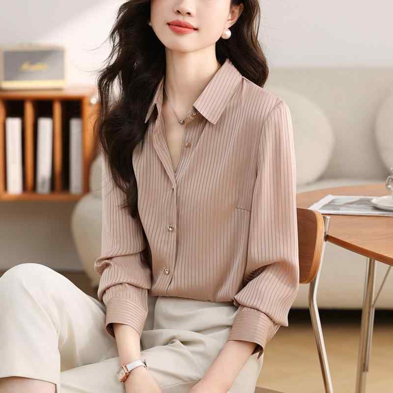 春 コーデ レディース ファッション オシャレ カワイイ シンプル きれいめ ナチュラル 上品カジュアル 婦人服 ストライプ シャツ サテン 通勤ウェア トップス インナーウェア 長袖 シャツ