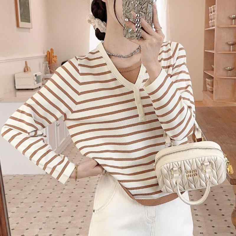 春 コーデ レディース ファッション オシャレ カワイイ シンプル きれいめ ナチュラル 上品カジュアル 婦人服 ニット レイヤリング シャツ フェイク ツーピース スタイリッシュ Vネック インナー セーター トップス