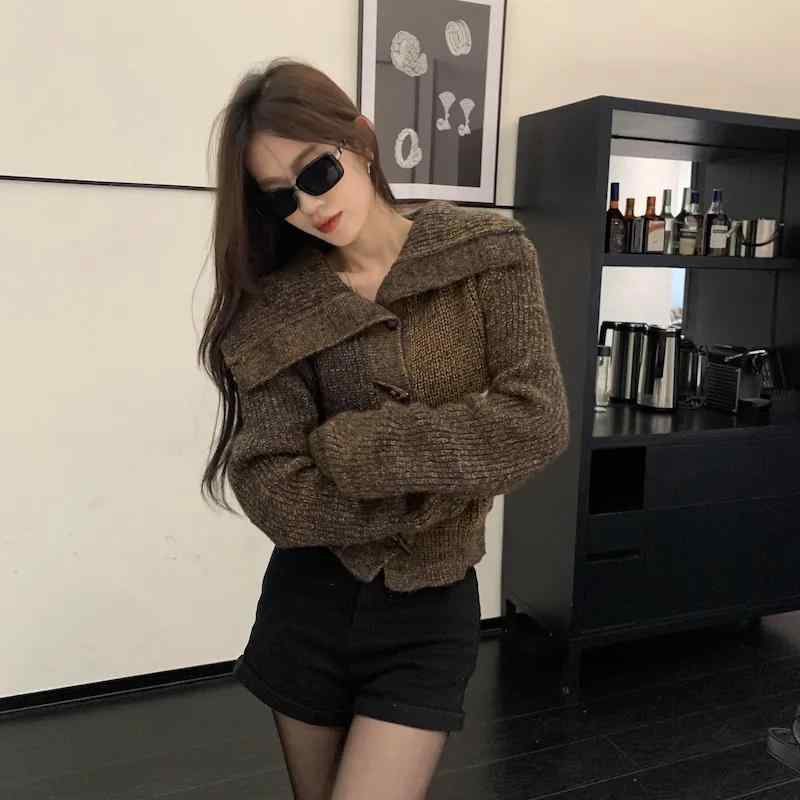 春 コーデ レディース ファッション オシャレ カワイイ シンプル きれいめ ナチュラル 上品カジュアル 婦人服 セーター ジャケット スリム ホーンボタン トップス