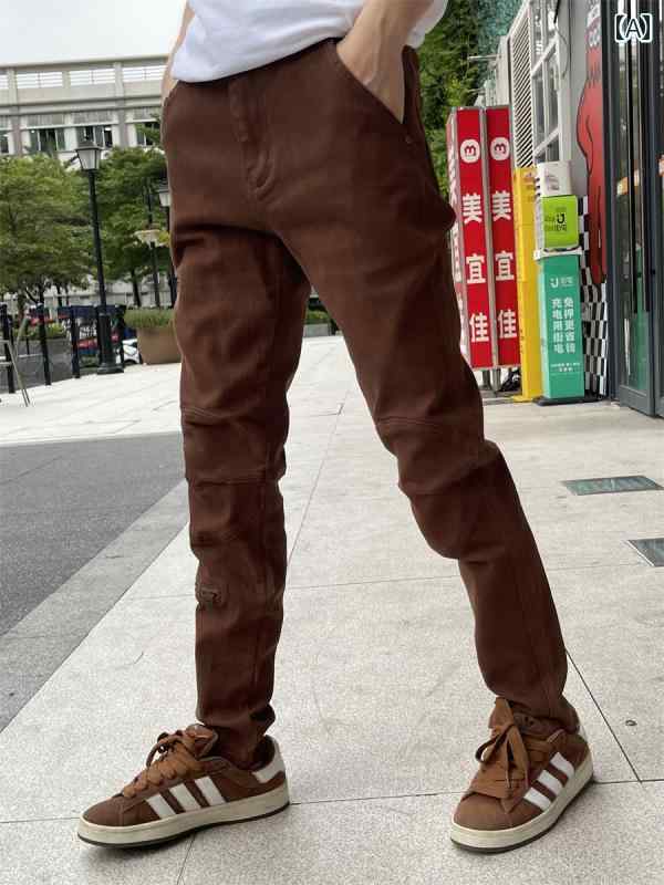 春 コーデ メンズ 用 服 シンプル 大人 紳士服 カジュアル ポケット デニム パンツ ブラウン スリムフィット スキニーフィート カジュアル 通勤スタイル 重ね着コーデ ゆったりシルエット 快適フィット 動きやすい デイリー
