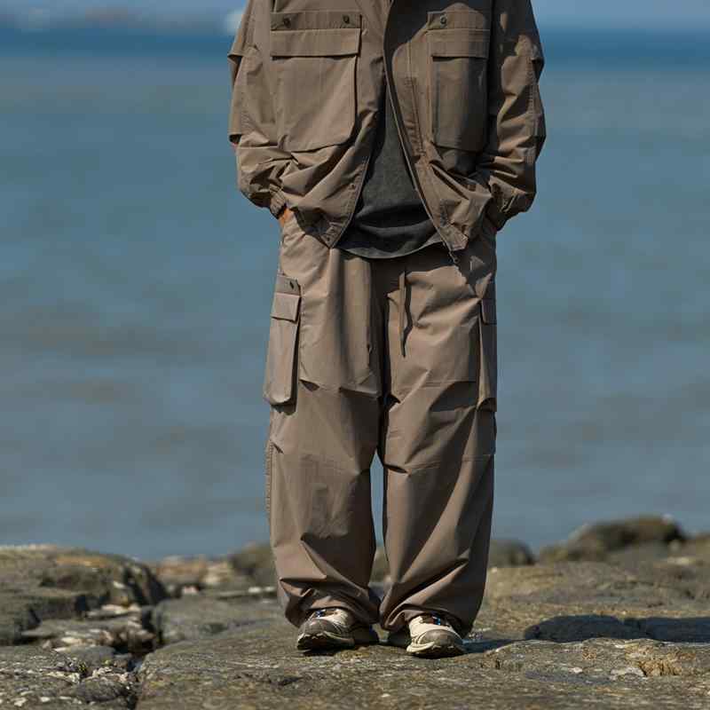 春 コーデ メンズ 用 服 シンプル ファッション 大人 紳士服 アメリカン アウトドア スポーツ カジュアル ポケット パンツ 秋山大 カジュアル 通勤スタイル 重ね着コーデ ゆったりシルエット 快適フィット 動きやすい デイリー