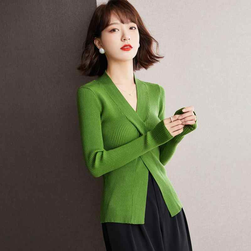 春 コーデ レディース ファッション オシャレ カワイイ シンプル きれいめ ナチュラル 上品カジュアル 婦人服 ホワイト カラー Vネック ツイスト クロス セーター 長袖 ニット シャツ