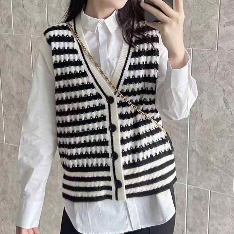 春 コーデ レディース ファッション オシャレ カワイイ シンプル きれいめ ナチュラル 上品カジュアル 婦人服 ホワイト カラー カジュアル ベスト カーディガン セーター ノースリーブニット ストライプ ジャケット