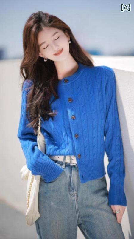 春 コーデ レディース ファッション オシャレ カワイイ シンプル きれいめ ナチュラル 上品カジュアル 婦人服 ホワイト カラー ラウンドネック クラインブルー セーター 長袖 ウール ニット カーディガン ジャケット