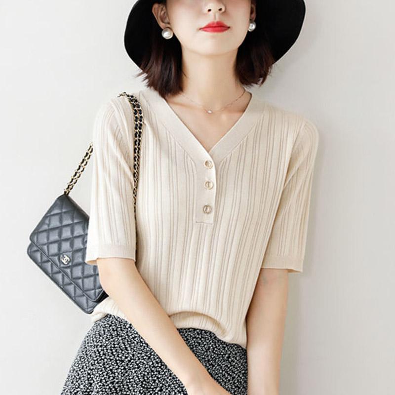 春 コーデ レディース ファッション オシャレ カワイイ シンプル きれいめ ナチュラル 上品カジュアル 婦人服 ホワイト カラー 夏 薄手 縦 ストライプ スリム Vネック セーター 半袖 Tシャツ トップス