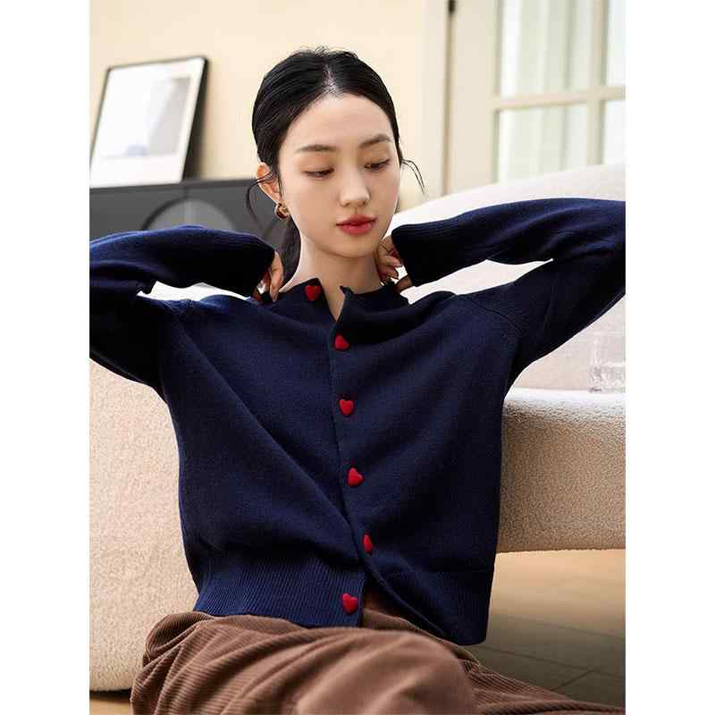 春 コーデ レディース ファッション オシャレ カワイイ シンプル きれいめ ナチュラル 上品カジュアル 婦人服 ボタン ソフト セーター ラウンドネック 長袖 ニット カーディガン