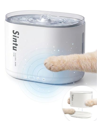 インドア 【コードレスポンプ搭載・コードレス設計】水と電気を分離したベース分離構造の猫&amp;中小型犬 自動給水器。水中配線を排除し、電子制御部と操作パネルをすべてベース側に配置することで感電リスクを軽減します。6000mAh大容量バッテリー内蔵で、フル充電後は最大約35日間コードレス使用可能。電源コードがないため自由に移動でき、ペットのコード噛みの心配もなく、見た目もすっきり設置できます。 【ベース分離構造・タンク丸洗い可能】ベース分離構造により、水タンクだけをサッと取り外して丸洗い可能な自動給水器。電源部を気にせずそのまま水洗いできます。タンクは角のない設計で汚れが溜まりにくく、内部は取り外し可能なポンプと差し込み式の給水チューブだけのシンプル構造。分解も簡単でお手入れもラクなので、猫のみずのみ器としていつでも清潔に使えます。 【3つの給水モード・近づくと自動給水】猫は本能的に流れる水を好むと言われており、自動給水器を使うことで自然と飲水量を増やすサポートができます。1センサーモード:猫が近づくと自動で水が流れ、飲みたいタイミングでいつでも新鮮な水を提供します。