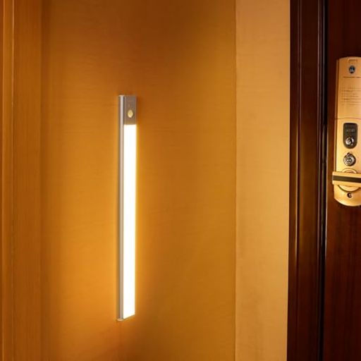 ✅【90日間連続使用可能・高性能リチウム電池】フル充電後、常時オンモードで最大20時間使用可能です。 「AUTO」モードで3ヶ月持続します。付属のUSB電源コードを使用するアダプターやパソコンで簡単に急速充電でき、約3時間でフル充電できます。アップグレードされたチップには過充電および過放電保護機能が搭載されているため、安心して使用できます。 ✅【無段階調光・三つ照明モード】高品質のアクリル導光板を採用し、光は均一で柔らかいです。ワンタッチスイッチで簡単に点灯モードを設定でき、タッチスイッチのような誤操作がありません。 1回押すと常時点灯モードに入り、2回押すと自動感知モードに入り、長押しするとライトの明るさを無段階に調整できます。オートモードでは、日中はライトが点灯せず、夜間に人の通行を感知すると自動的に点灯します。常時点灯モードは懐中電灯や非常照明として使用できます。 ✅【120度広角、5メートルの感知エリア】2025年最新アップグレードされた高感度人感センサーと光センサーを搭載し、120度、3-5メートルの範囲で人の動きを検知し、適時にライトを点灯します。